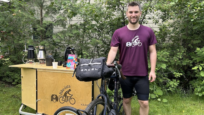 Anthony Galvin-Bisson avec son vélo et son chariot.