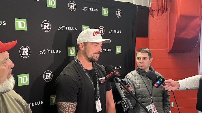 Anthony Gosselin lors d'un constituent   de presse. 