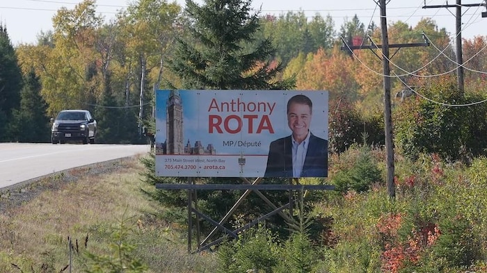 Une pancarte au nom d'Anthony Rota.
