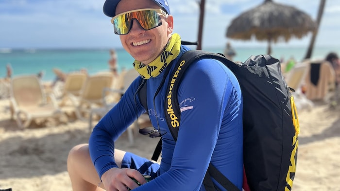 Anthony Vallée ne s'empêche pas d'aller en voyage dans le sud, mais s'assure de porter un chandail qui le protège des rayons UV. 