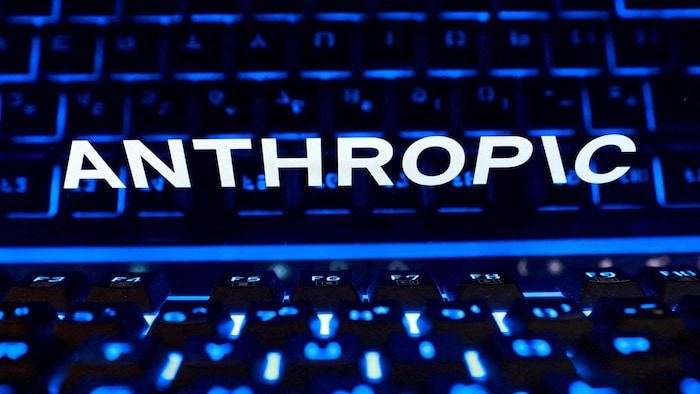 Le logo d'Anthropic superposé sur un clavier.