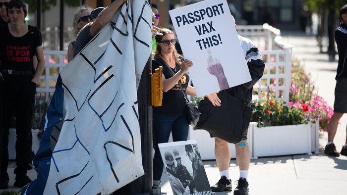 Manifestantes en Vancouver protestan contra las medidas de protección de la salud pública.