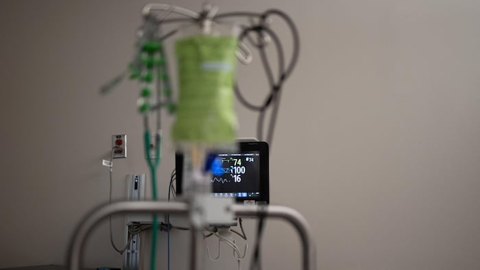 Plan rapproché d'un sac et des équipements auxquels un patient est branché dans un hôpital.