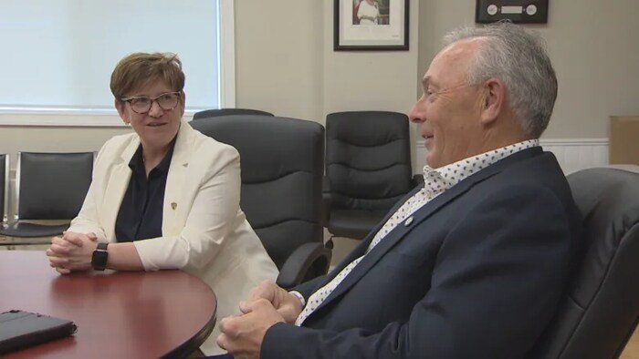 Laurie Boucher, mairesse de la ville d'Antigonish, et Owen McCarron, préfet du comté d'Antigonish, discutent.