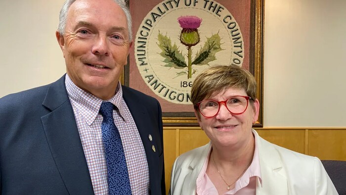 Le préfet du comté d'Antigonish, Owen McCarron, et la mairesse de la ville d'Antigonish, Laurie Boucher.