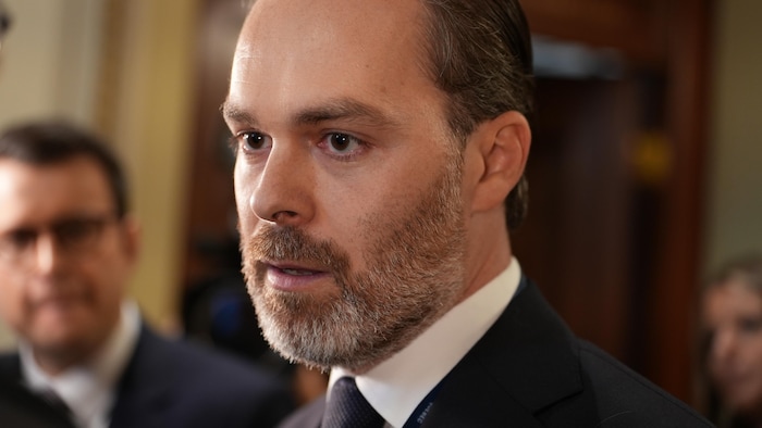 Antoine Dionne Charest en mêlée de presse.