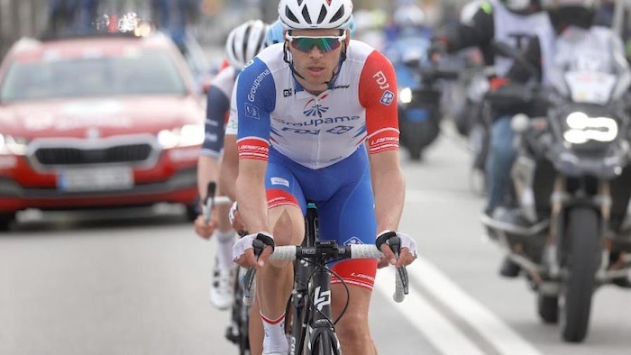 Un cycliste pédale.