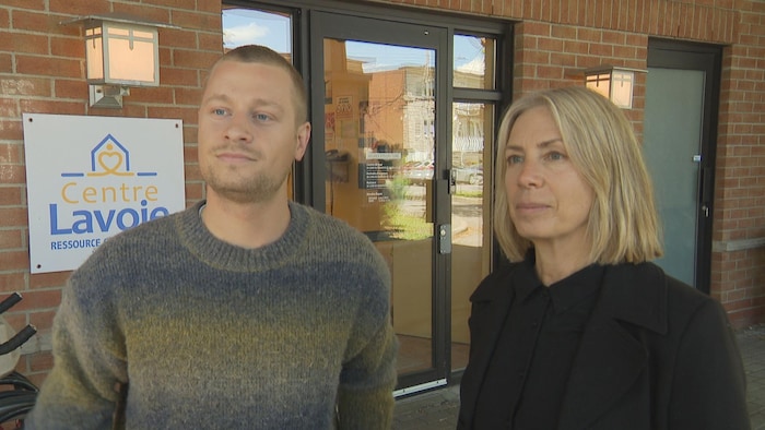 L'acteur et l'actrice devant un centre fictif d'aide à l'itinérance. 