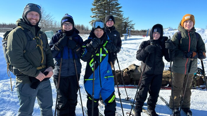 Antoine Sigouin avec cinq élèves de première secondaire sur leurs skis de fond.
