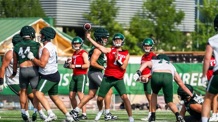 Aton Amundrud lance un ballon.