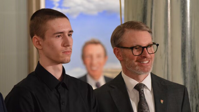 Anton Merzliakov et le ministre de l'Éducation Everett Hindley.