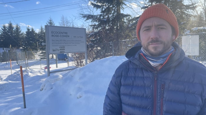 Antoni Daigle devant l'écocentre Rose-Cohen à Sherbrooke, en hiver.