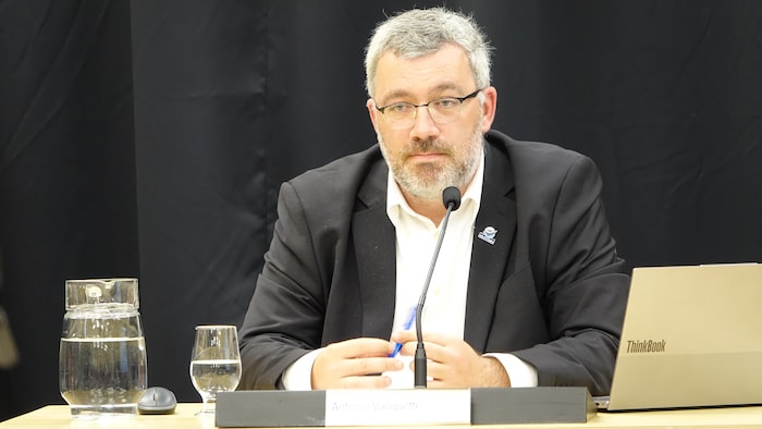 Le maire Antonin Valiquette à la table du conseil municipal.