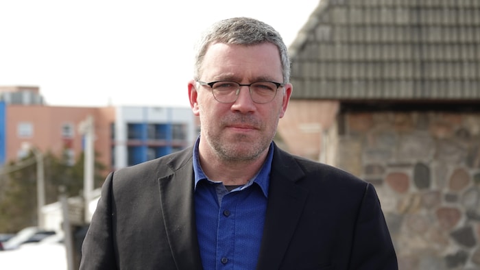 Antonin Valiquette photographié à l'extérieur.