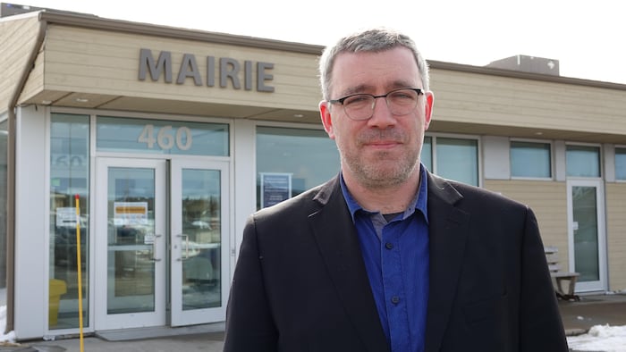 Antonin Valiquette, maire des Îles-de-la-Madeleine, devant l'hôtel de ville.