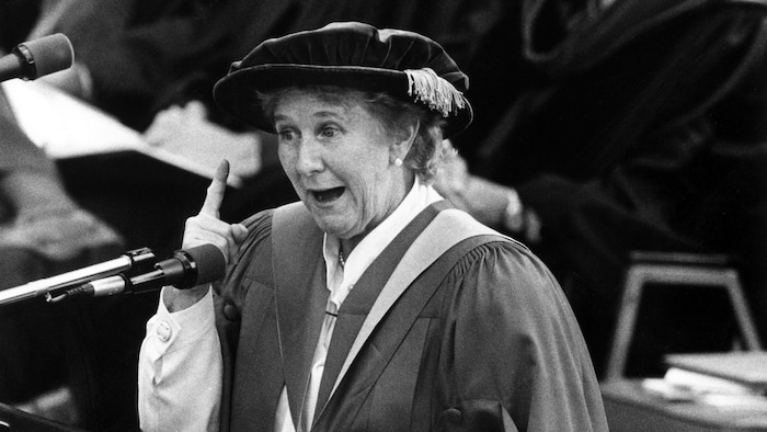 Antonine Maillet donne un discours à l'Université Simon Fraser.