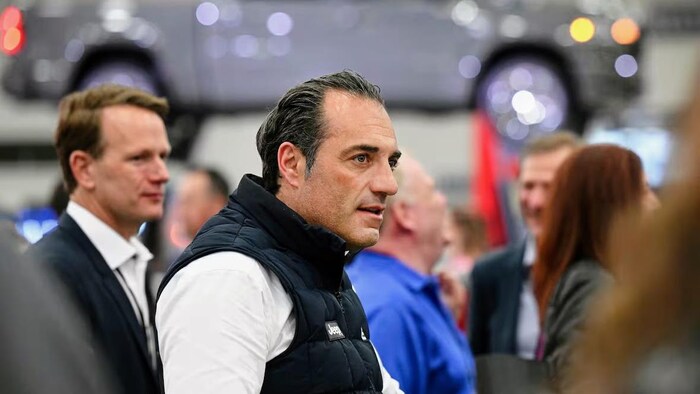 Antonio Filosa (au centre) s’adresse à des invités au Salon de l’auto de Détroit, le 14 janvier 2026, à Détroit. 