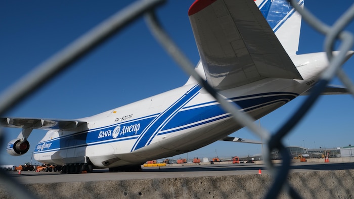 Un Antonov 124 stationné à l'aéroport Pearson.