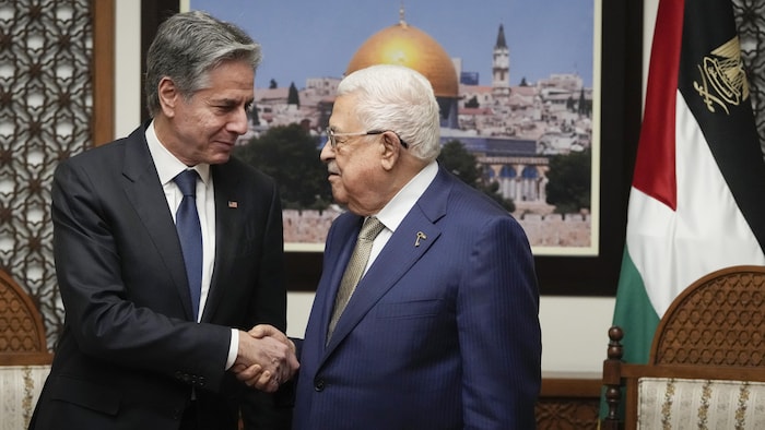 Antony Blinken serre la main de Mahmoud Abbas.