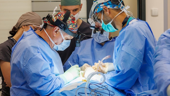 Deux chirurgiens dans une salle d'opération.