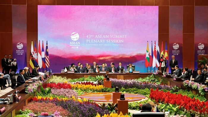Vue générale de la session plénière du 43e Sommet de l'ANASE à Jakarta, en Indonésie, le 5 septembre 2023.