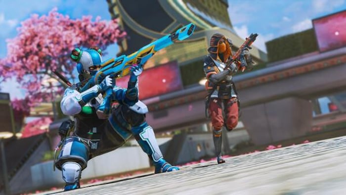 Deux personnages de jeux vidéo tiennent des armes. 