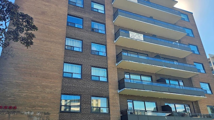 Une vue de l'immeuble d'appartements.