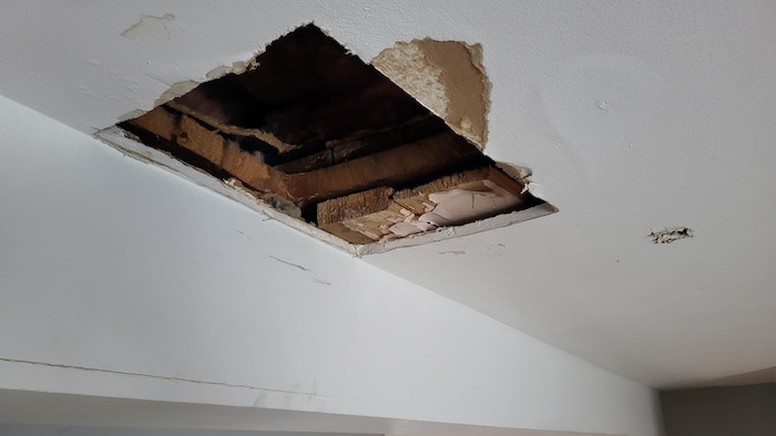 Un trou au plafond d'un logement.