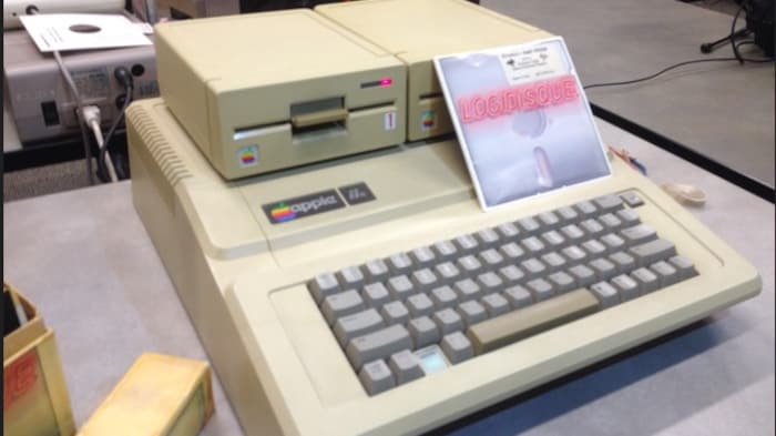 Un ordinateur Apple II avec une disquette du jeu « Têtards ».