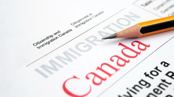 استمارة لطلب هجرة إلى كندا.
