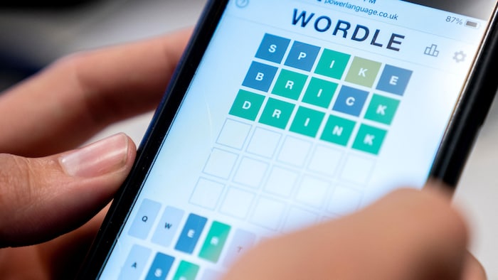 Une personne joue au jeu Wordle sur un téléphone intelligent.