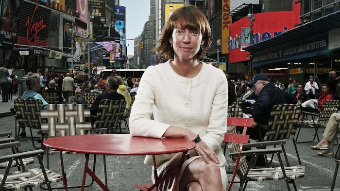Janette Sadik-Khan est assise à une petite table sur Times Square à New York.
