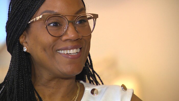 Profil gauche d'une femme souriante portant des lunettes en œil de chat