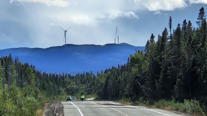 Le projet éolien Apuiat commence à être visible de la route 138 à Rivière-Pentecôte.