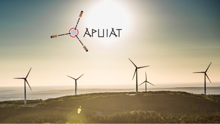 Des éoliennes avec le logo d'Apuiat.