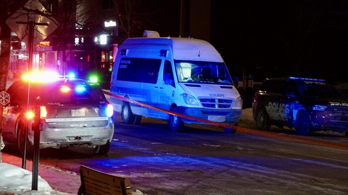 Des véhicules du SPVM à Côte-des-Neiges.
