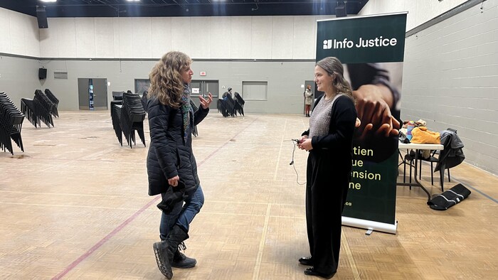Christine Labrie discute avec Marianne Tétreault.