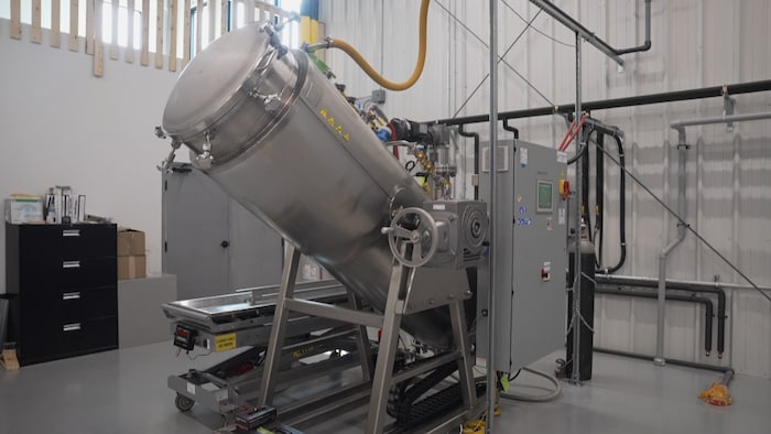 Une machine d'aquamation inclinée.