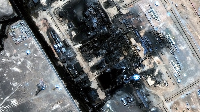 Vue satellite d'une section du pipeline est-ouest détruite par une attaque venue d'Irak.