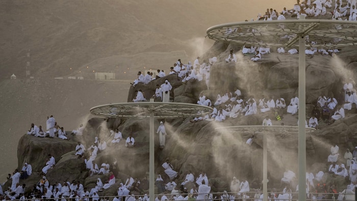 Mekke yakınlarındaki Arafat Dağı çevresinde buğulanan fanlar hacıları serinletiyor.
