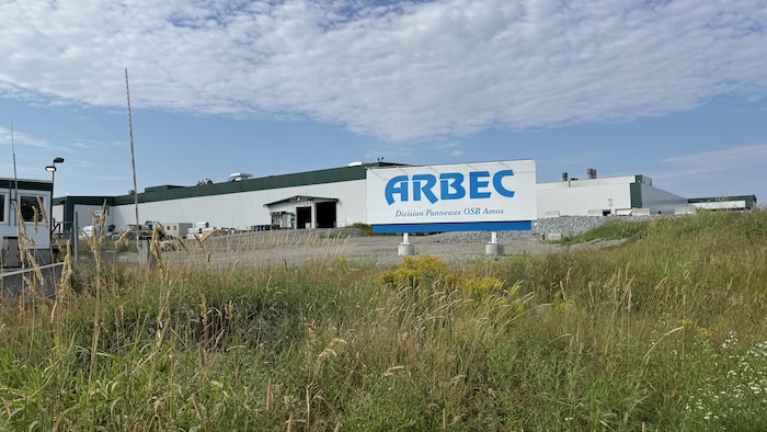 L'usine Arbec, avec l'affiche indiquant ''Arbec Division Panneaux OSB Amos''.