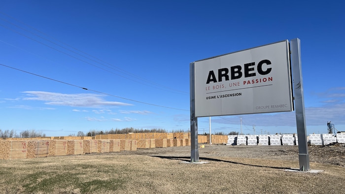 Affiche de l'usine Arbec devant la cour à bois