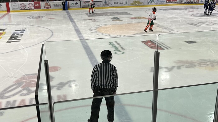 Un arbitre de hockey sur la glace.