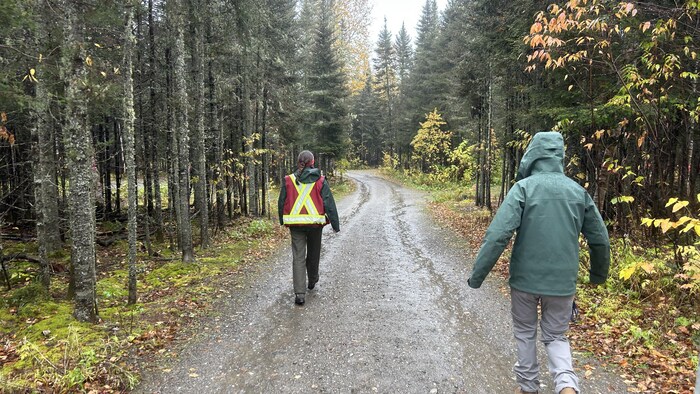 Deux employés de la Sépaq marchent dans les sentiers du camping.