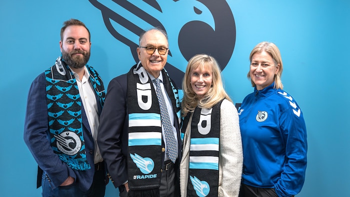 Thomas Gilbert, PDG du CF Rapide,Ellen Shumway et Nick Sakellariadis, d'Arcadia MapleLeaf Soccer et Heidi Bloomfield, fondatrice et directrice sportive du club.