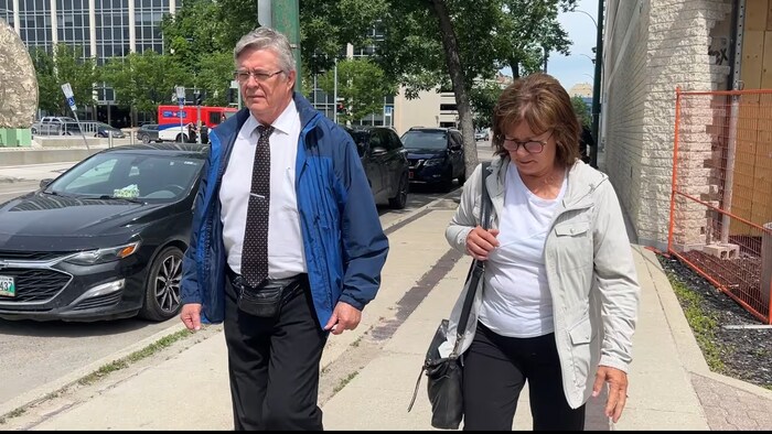 Arcel Bissonnette marche rue York, quittant le palais de justice de Winnipeg, le 27 juin 2024.