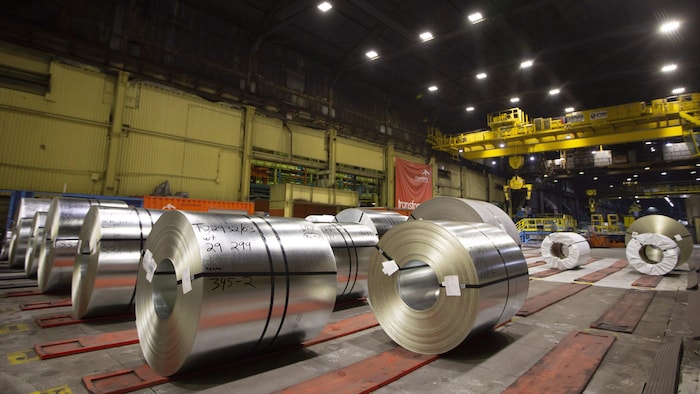 Des rouleaux d’acier galvanisé sont entreposés dans une usine.