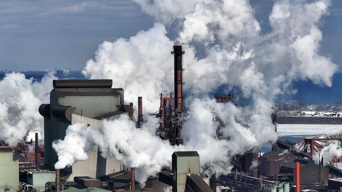 Des cheminées, de la fumée et une usine.