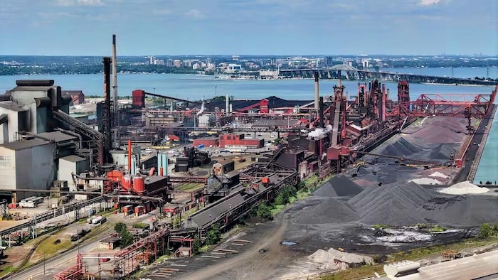 Vue aérienne de l’aciérie d’ArcelorMittal Dofasco à Hamilton, en Ontario.