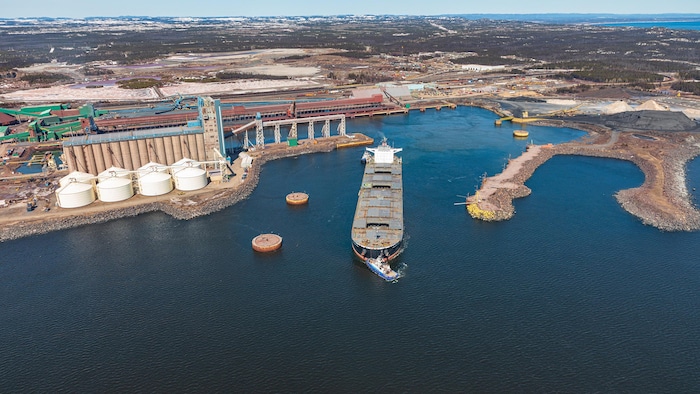 Un minéralier accosté au port d'ArcelorMittal à Port-Cartier.